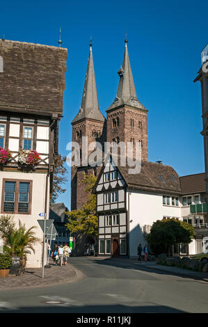 Old Town Hall & san Kilian la Chiesa, Höxter, NRW, Germania. Foto Stock