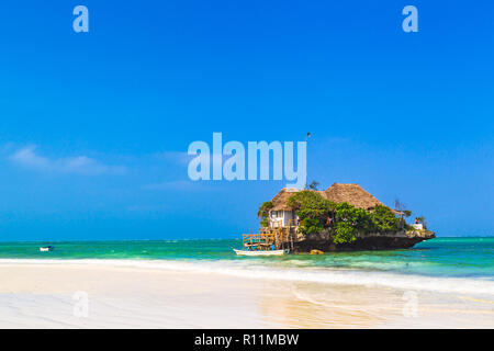 Persone in attesa per la barca al famoso ristorante Rock. Paje, Zanzibar, Tanzania. Foto Stock