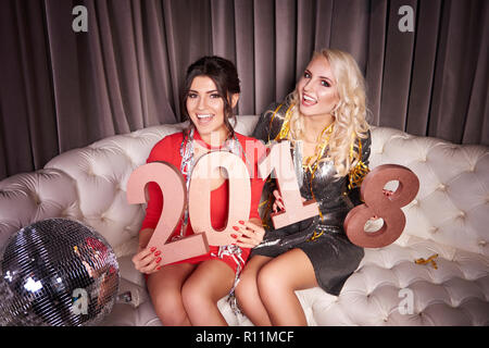 Le donne con il nuovo anno il numero di notte club Foto Stock