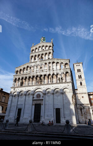 Dating originariamente dal XI secolo e la Chiesa di San Michele, il foro ha un più ornato del XIII secolo facciata, sormontata dalla statua dell'Arcangelo Michele Foto Stock