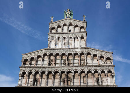 Dating originariamente dal XI secolo e la Chiesa di San Michele, il foro ha un più ornato del XIII secolo facciata, sormontata dalla statua dell'Arcangelo Michele Foto Stock