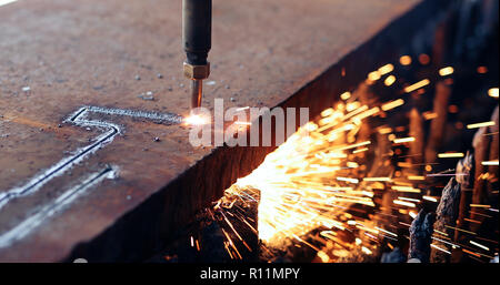 Torcia di ossigeno taglia la lamiera di acciaio. Gas CNC macchina da taglio. Scintille luminose Foto Stock