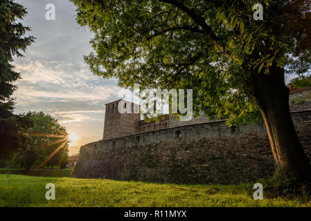 Baba Vida castello in Vidin, Bulgaria - incredibile fortezza medievale sulla riva del fiume Danubio - bella drone shot Foto Stock