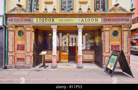 Irlanda del Nord della Contea di Antrim, Belfast, il Crown Bar facciata. Foto Stock