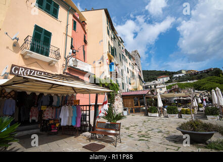 Soleggiata giornata estiva a Porto Venere, un villaggio di pescatori sulla costa ligure di Italia, Europa Foto Stock