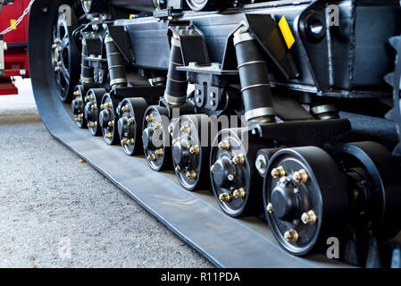 Una chiusura di gomma moderna i cingoli del trattore Foto Stock