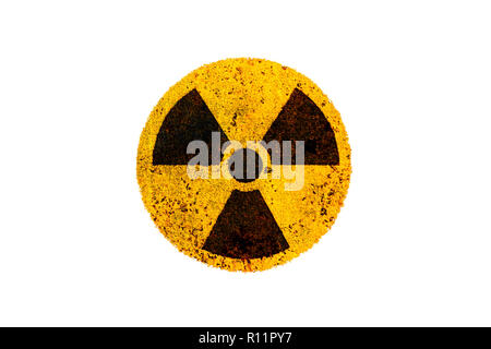 Round di giallo e nero radioattivo (radiazioni ionizzanti) pericolo nucleare simbolo sul metallo arrugginito grungy texture e isolato su sfondo bianco. Foto Stock