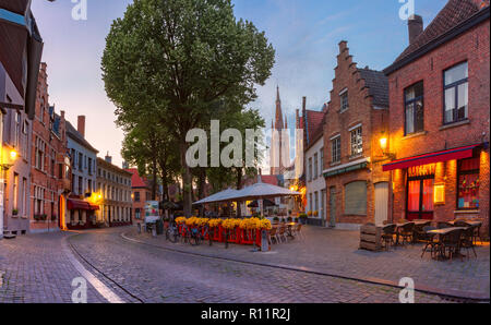 Città vecchia di notte, Bruges, Belgio Foto Stock