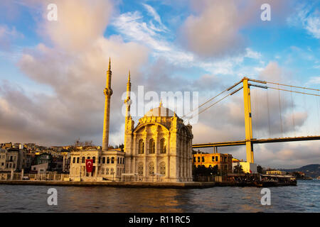 Istanbul Moschea Ortakoy e Ponte sul Bosforo Foto Stock