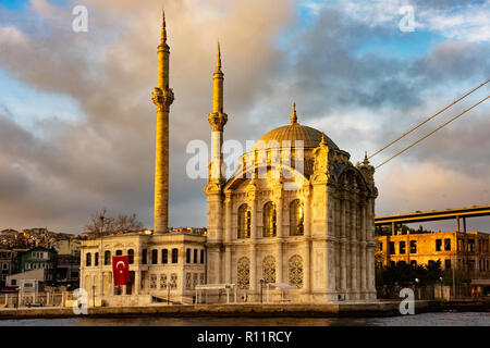 Istanbul Moschea Ortakoy e Ponte sul Bosforo Foto Stock