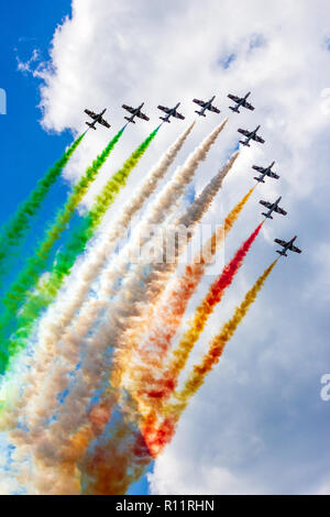 VOLKEL, PAESI BASSI - giu 15, 2013: la Nazionale Italiana di Acrobazia team di dimostrazione delle Frecce Tricolori eseguendo con le loro MB339 aviogetti alla Dutc Foto Stock