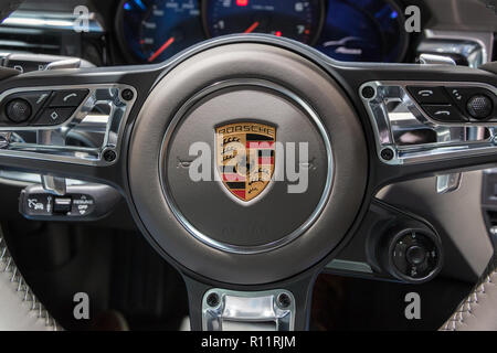 Parigi - Ott 3, 2018: Nuova 2019 vista interna della Porsche Macan Auto SUV presentati presso il Motor Show di Parigi. Foto Stock