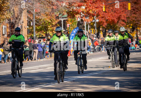 Ufficiali di NYPD montati su biciclette passano attraverso Harlem in New York vicino al 22 mile mark vicino a Mount Morris Park domenica 4 novembre 2018 nel 48th annuale di TCS New York City Marathon. Circa 50.000 corridori provenienti da oltre 120 Paesi competono in gara, la più grande del mondo di maratona. (Â© Richard B. Levine) Foto Stock