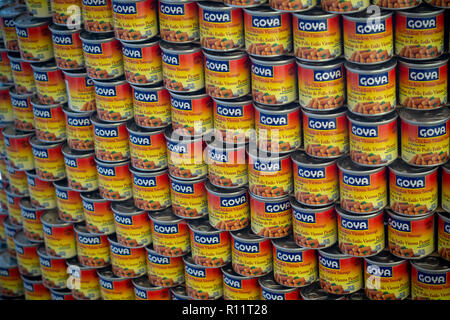 Un display di Goya marca lattine di pollo Salsiccia di Vienna a New York Sabato, 3 novembre 2018. (© Richard B. Levine) Foto Stock