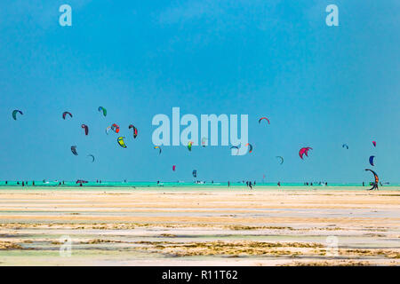 Kiteboarding vicino al villaggio di Jambiani. Zanzibar è uno dei luoghi migliori per il kitesurf vacanze. Calda acqua poco profonda e costante vento. Foto Stock