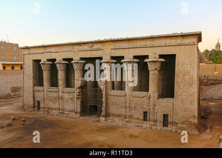 La facciata del tempio di Khnum a Esna, Esna Città, Esna, Qena Governatorato, Egitto, Nord Africa Foto Stock