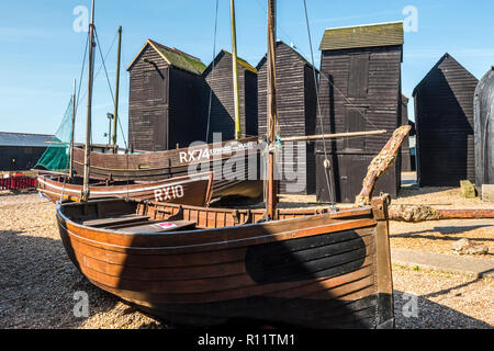 Una storica barca da pesca si trova nella parte anteriore del net capanne di essiccazione a Hastings Fishermans Museum, Hastings, East Sussex, Inghilterra Foto Stock