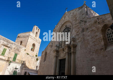 La piazza e la Basilica Cattedrale anteriore, Otranto, Puglia, Italia Foto Stock