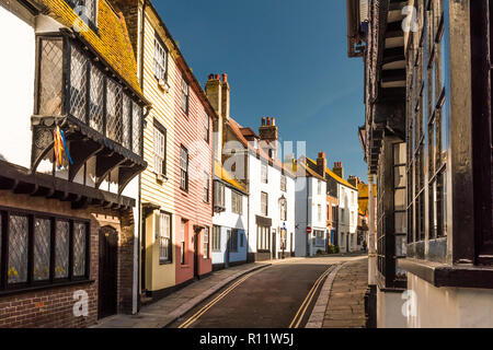 Edifici storici su tutti i Santi Street in Hastings Old Town, Hastings, East Sussex, Inghilterra Foto Stock
