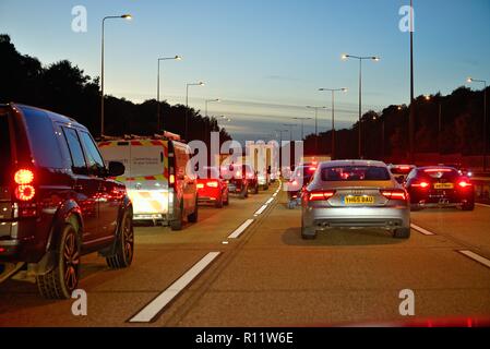 Occupato ora di punta del traffico su autostrada M25, al tramonto da un punto i driver di Vista,Surrey in Inghilterra REGNO UNITO Foto Stock