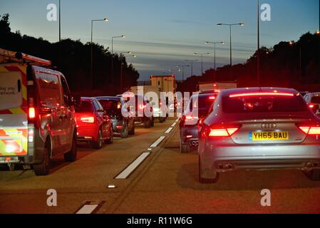 Occupato ora di punta del traffico su autostrada M25, al tramonto da un punto i driver di Vista,Surrey in Inghilterra REGNO UNITO Foto Stock