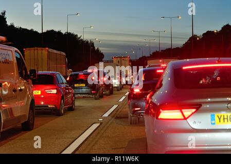 Occupato ora di punta del traffico su autostrada M25, al tramonto da un punto i driver di Vista,Surrey in Inghilterra REGNO UNITO Foto Stock