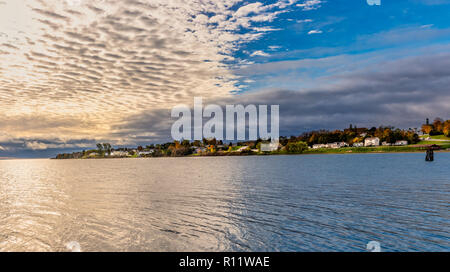 Immagine panoramica del lago case affacciate sul lago Michigan durante il tramonto. Colpo da Wawatam faro Foto Stock