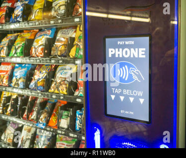 Lo schermo di un distributore automatico di New York il Mercoledì, Ottobre 31, 2018 annuncia che accetta il portafogli digitale i pagamenti tramite uno smartphone. (© Richard B. Levine) Foto Stock