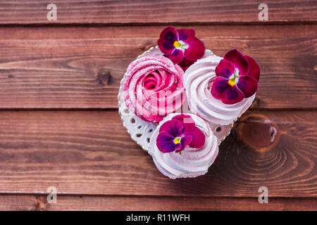 Soffici e deliziosi piatti fatti in casa zephyr marshmallow, dolce dono.rosa in casa zephyr o marshmallow.meringa russo,ancora la vita con una fiori e un dolce vaniglia Bacche dessert.spazio copia Foto Stock