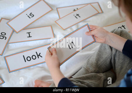 Imparare a leggere con le schede flash Foto Stock