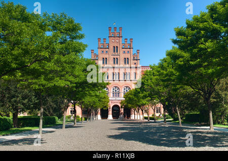 La facciata anteriore della capmus principale di Yuriy Fedkovych Chernivtsi Università Nazionale contro lo sfondo del giardino con alberi verdi e hedge. Foto Stock