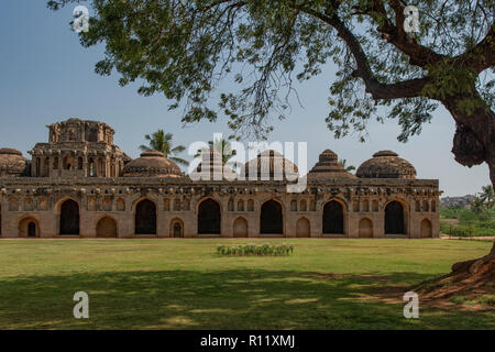 Gli elefanti stabile, Zanana Enclosure, Hampi, Karnataka, India Foto Stock