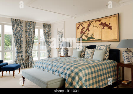 Blu e bianco camera da letto Foto Stock