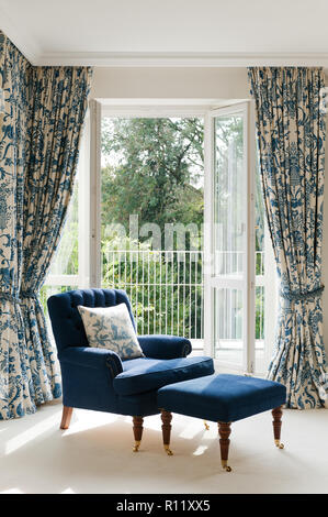 Poltrona blu dalla porta aperta Foto Stock