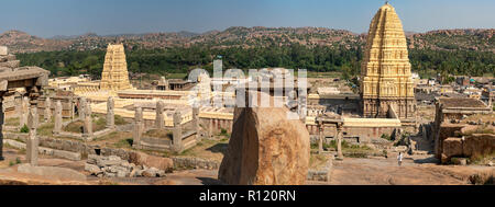 Tempio Virupaksha complessa, Hampi Panorama, Karnataka, India Foto Stock