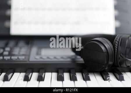 Elettronica tastiera musicale con le cuffie Foto Stock