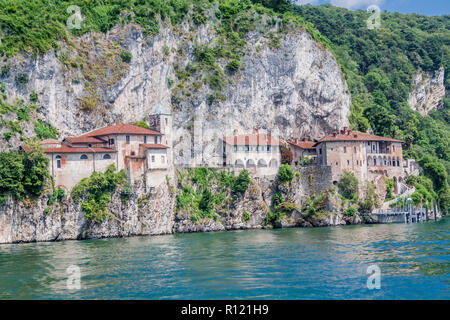 Santa Caterina, un monastero che si affaccia sul Lago Maggiore,in Lombardia, Italia. Foto Stock