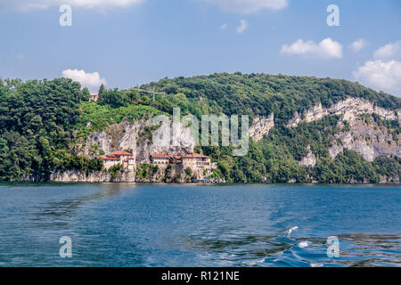 Santa Caterina, un monastero che si affaccia sul Lago Maggiore,in Lombardia, Italia. Foto Stock