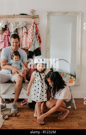 Famiglia ottenere pronto ad andare per camminare e del ciclo Foto Stock