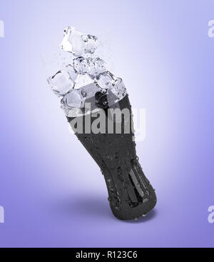 Cola nel bicchiere con ghiaccio 3d rendering su gradiente Foto Stock