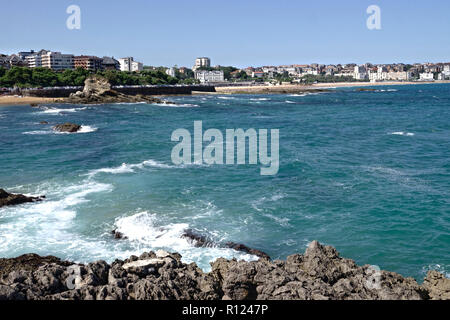 Settembre, 2018 a Santander, Cantabria, Spagna. Mare Cantabrico onde infrangersi sulla Playa El Sardinero beach, Santander Foto Stock