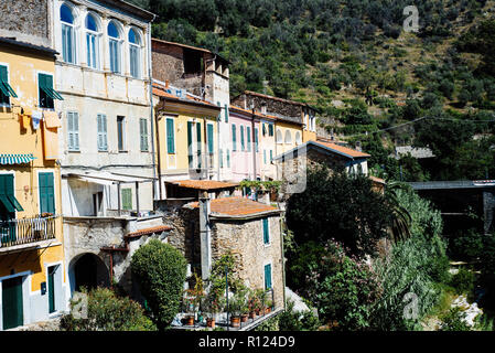 Antico borgo dell'entroterra ligure, Dolcedo, Imperia, storico vecchie case colorate del centro storico Foto Stock