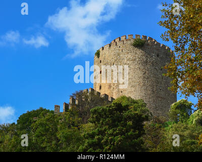 Le torri della fortezza Rumeli Hisari contro il cielo blu e verde. La rocca fu edificata nel 1453 alla conquista di Costantinopoli. Foto Stock