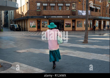 10.05.2018, Sydney, Nuovo Galles del Sud, Australia - una donna su Manly Corso, un centro commerciale e la strada pedonale in una spiaggia nordorientale-lato borgo. Foto Stock