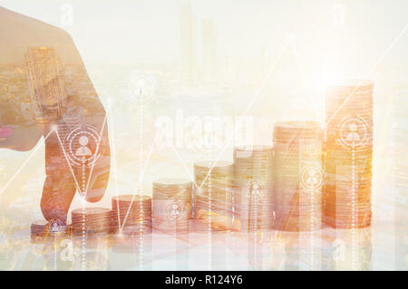 Finanza e concetto di investimento, doppia esposizione del dito che camminando sul impilati di monete e la città di notte Foto Stock