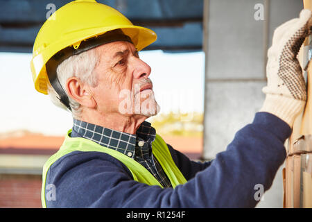 Senior come operaio di magazzino o selettore di pacchetto si prepara per la consegna Foto Stock