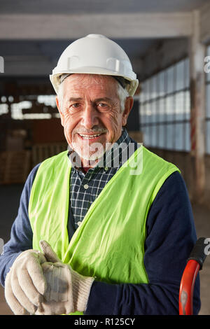 Senior l uomo come un esperto lavoratore di magazzino o caposquadra in un magazzino Foto Stock