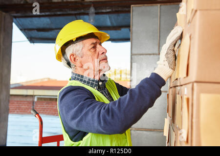 Commissionatore prepara i pacchetti per la spedizione nel centro di spedizione Foto Stock