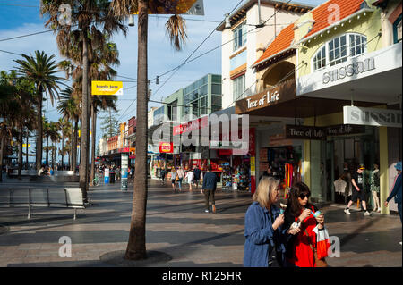 22.09.2018, Sydney, Nuovo Galles del Sud, Australia - si vedono persone passeggiando lungo Corso Manly, un centro commerciale e pedonale a nord-est di Sydney. Foto Stock