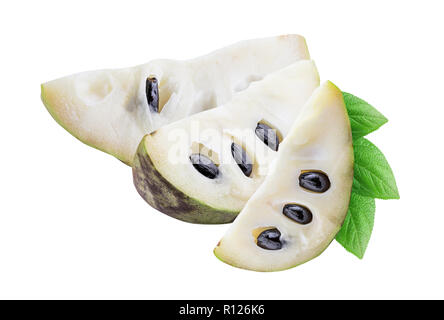 Raccolta di cherimoyas (zucchero apple) isolato su sfondo bianco con ombra. Percorso di clipping. Foto Stock